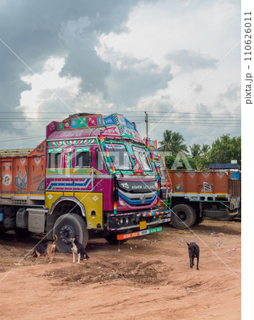 インド_カラフルな装飾を施したトラックの風景 110626011