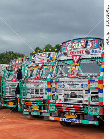 インド_カラフルな装飾を施したトラックの風景 110626021