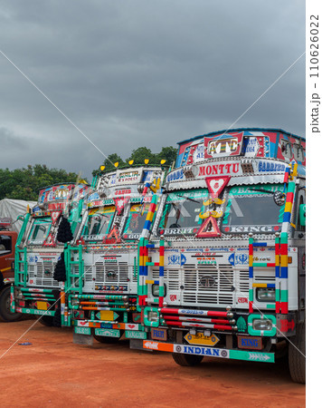 インド_カラフルな装飾を施したトラックの風景 110626022