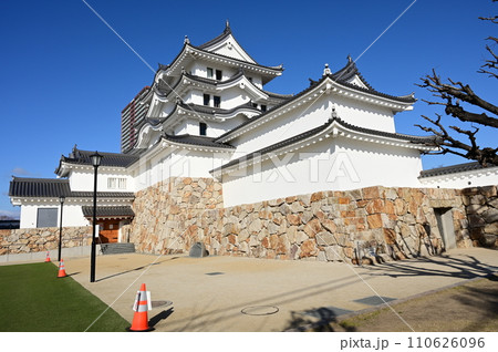尼崎城の入り口付近と青空 尼崎城の入り口付近と青空 110626096