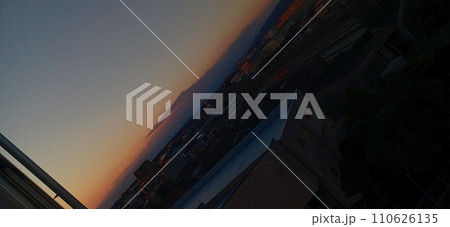 住宅街から見る夕焼け空 110626135