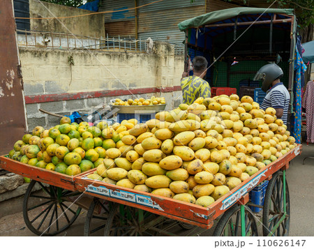インド_道端の果物露天商の風景 インド_道端の果物露天商の風景 110626147