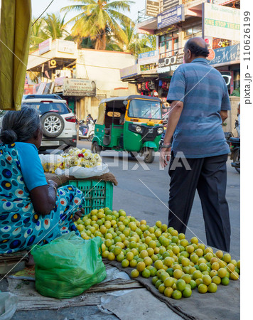 インド_道端の果物露天商の風景 110626199