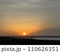 海と日の出 110626351