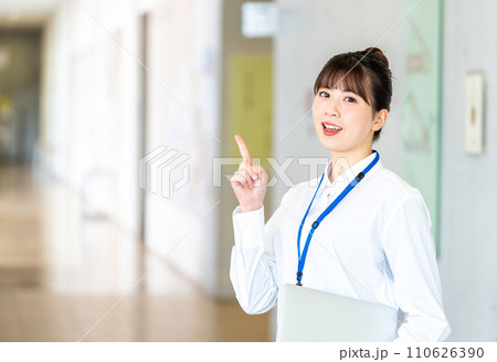 通路に立つビジネスパーソン　撮影協力：有明教育芸術短期大学 110626390