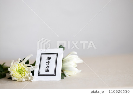 白い菊の花と御清めの塩 白い菊の花と御清めの塩 110626550