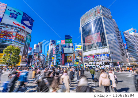 日本の東京都市景観 JN.1増加…マ不要…賑わう渋谷。新時代に希望の光を……＝令和6年1月15日 110626594