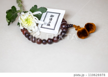 数珠と白い菊の花とお清めの塩(葬儀イメージ) 数珠と白い菊の花とお清めの塩(葬儀イメージ) 110626978