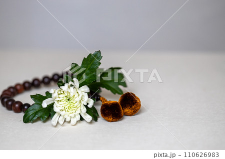 数珠と白い菊の花とお清めの塩(葬儀イメージ) 数珠と白い菊の花とお清めの塩(葬儀イメージ) 110626983