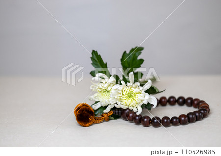 数珠と白い菊の花とお清めの塩(葬儀イメージ) 数珠と白い菊の花とお清めの塩(葬儀イメージ) 110626985