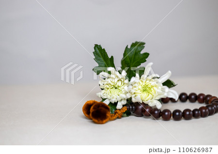 数珠と白い菊の花とお清めの塩(葬儀イメージ) 数珠と白い菊の花とお清めの塩(葬儀イメージ) 110626987