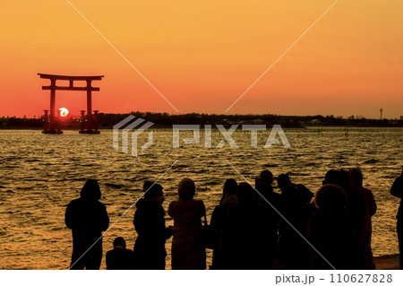 浜松市、浜名湖の大鳥居に沈む夕日を眺める人々 110627828