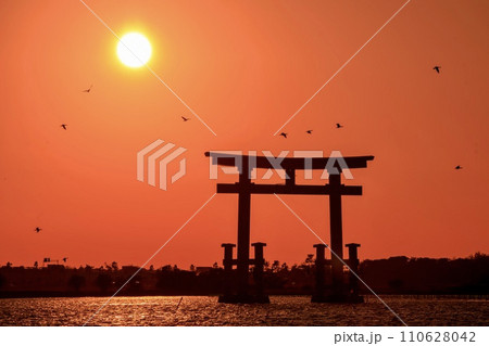 浜松市、浜名湖の大鳥居と夕陽 浜松市、浜名湖の大鳥居と夕陽 110628042