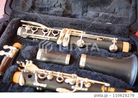 新品プラ管のB♭クラリネット。吹奏楽部に入部したての小学四年生が使っている管楽器。 110628276