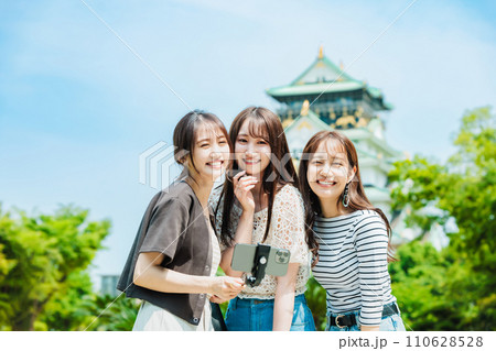 女子旅  友達と大阪城の前で自撮り 女子旅  友達と大阪城の前で自撮り 110628528