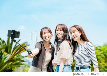 女子旅 友達と大阪城の前で自撮り 女子旅 友達と大阪城の前で自撮り 110628567