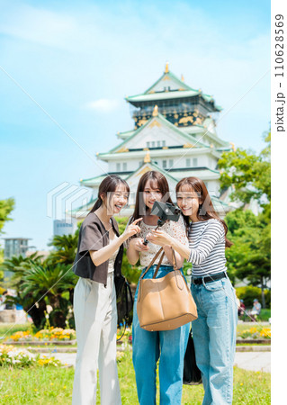 女子旅  友達と大阪城の前で自撮り 110628569