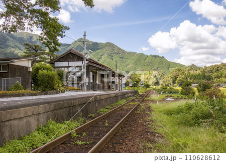 岡山美作滝尾駅 ローカル駅の風景 木造駅舎 線路は続くよどこまでも 映画のロケ地 岡山美作滝尾駅 ローカル駅の風景 木造駅舎 線路は続くよどこまでも 映画のロケ地 110628612