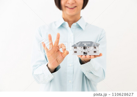 マンションの住宅模型を持つミドル女性 110628627