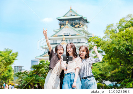 女子旅  友達と大阪城の前で自撮り 110628668