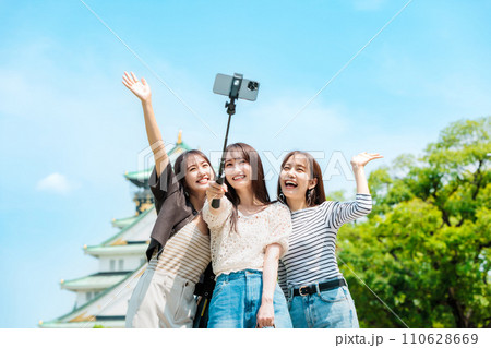 女子旅  友達と大阪城の前で自撮り 110628669