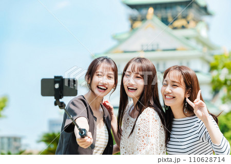 女子旅 大阪城の天守閣の前で記念撮影 女子旅 大阪城の天守閣の前で記念撮影 110628714