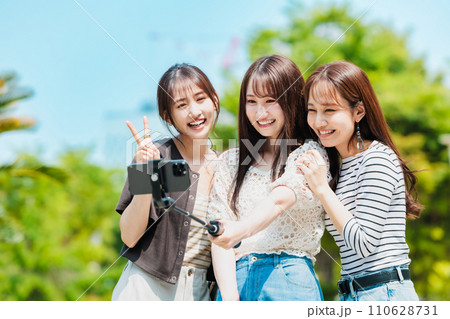 女子旅  スマホで記念写真を撮る女性 110628731