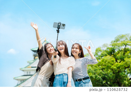 女子旅  友達と大阪城の前で自撮り 110628732