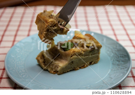 水色の皿の上のバナナケーキ 110628894