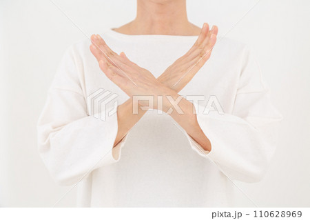 バツサインをするミドル女性 110628969