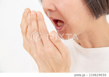 口臭をチェックするミドル女性 口臭をチェックするミドル女性 110629030