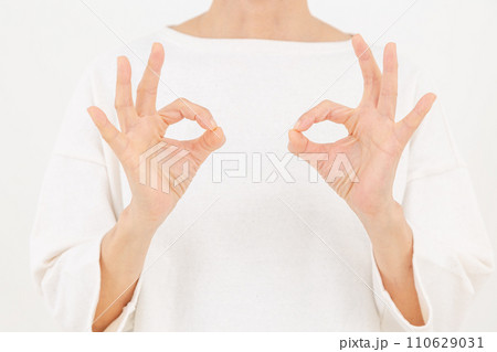 オーケーサインをするミドル女性 オーケーサインをするミドル女性 110629031