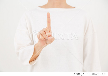 人差し指を立てるミドル女性 110629032