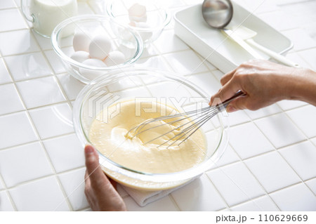 ホットケーキ作り、キッチン、調理、パンケーキ 110629669