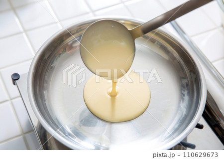 ホットケーキ作り、キッチン、調理、パンケーキ 110629673