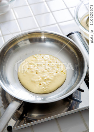 ホットケーキ作り、キッチン、調理、パンケーキ 110629675