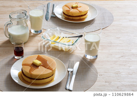 ホットケーキ、パンケーキ、ホームメイドのおやつ ホットケーキ、パンケーキ、ホームメイドのおやつ 110629864