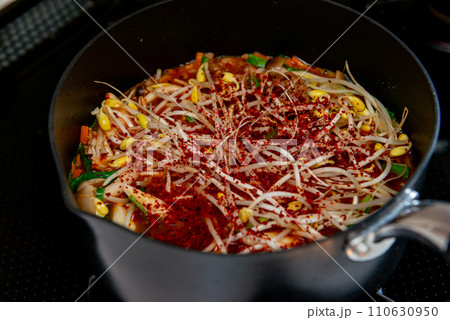 鍋に入れた野菜と唐辛子,ユッケジャンスープの調理風景 110630950