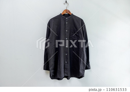 ハンガーにかけた黒いシャツ ハンガーにかけた黒いシャツ 110631533