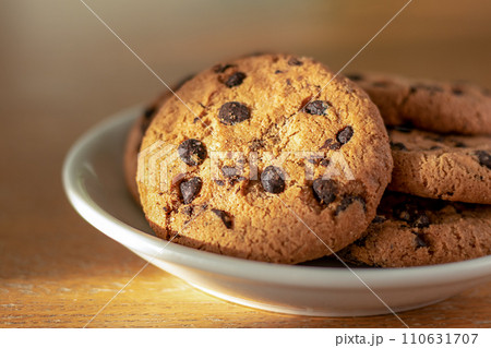 Cookies with chocolate on a plate close-up in the sun 110631707
