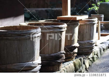 たくさんの漬物樽の並ぶ風景 110631871