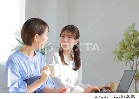 和やかにミーティングするデザイナー女性2人_3 110632089