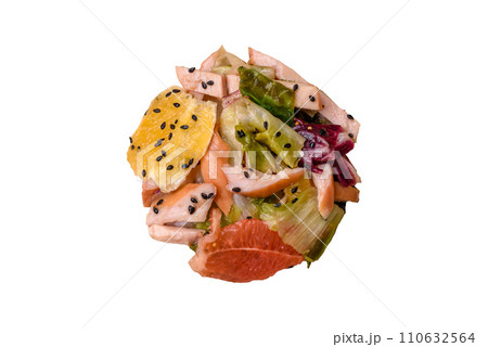 Delicious fresh juicy salad of sliced chicken, grapefruit, lettuce, sesame with olive oil 110632564