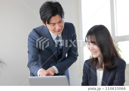 ダメ出しする管理職と笑ってスルーしている女性部下1 ダメ出しする管理職と笑ってスルーしている女性部下1 110633066