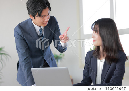 ダメ出しする管理職と平然としている女性部下2 110633067