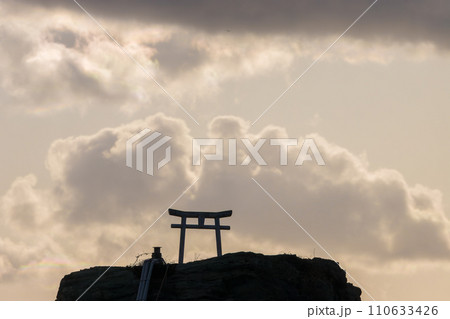 岩の上の鳥居と雲(大分県大分市佐賀関) 岩の上の鳥居と雲(大分県大分市佐賀関) 110633426