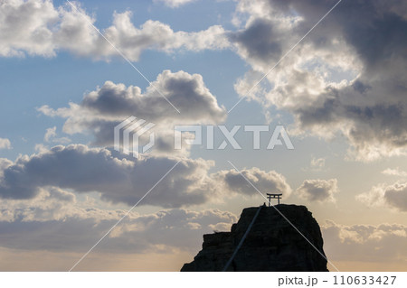 岩の上の鳥居と雲（大分県大分市佐賀関） 110633427