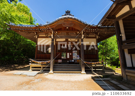 長野県上田市の春 新緑の別所温泉 別所神社 長野県上田市の春 新緑の別所温泉 別所神社 110633692
