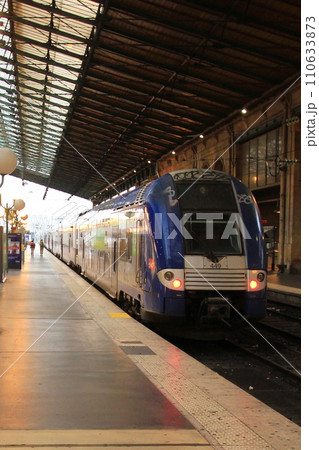 パリ北駅にて出発を待つ普通列車/SNCF TER（フランス パリ） 110633873