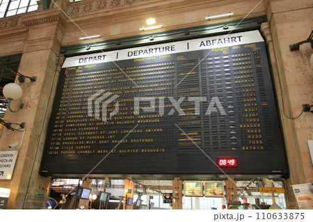 パリ北駅に設置されている大きな発車案内板（フランス パリ） 110633875